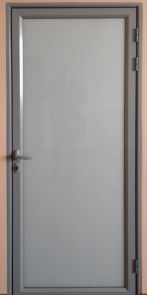 дверь алюминиевая серого цвета